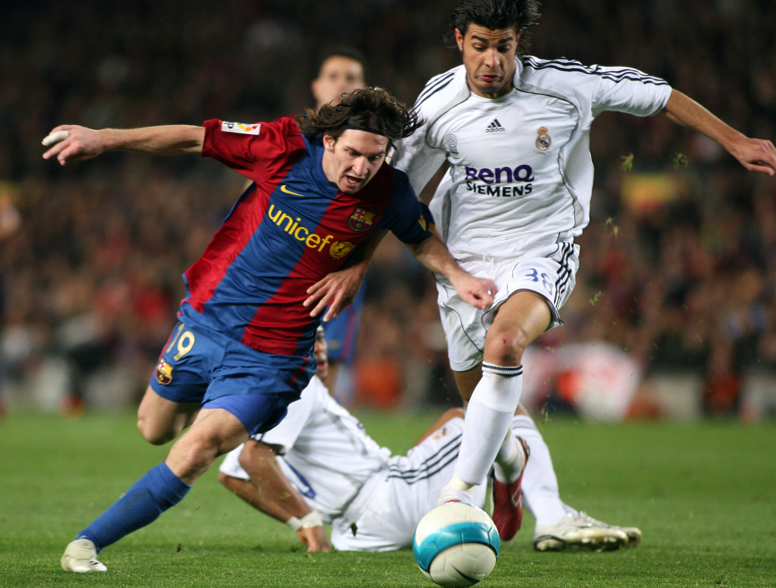 IM电竞最新下载安卓版-梅西在比赛中受伤退赛，马龙主帅表示担忧！